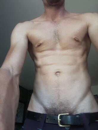Homme de menage nu
