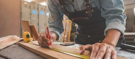 Homme propose bricolage contre plaisir en nature