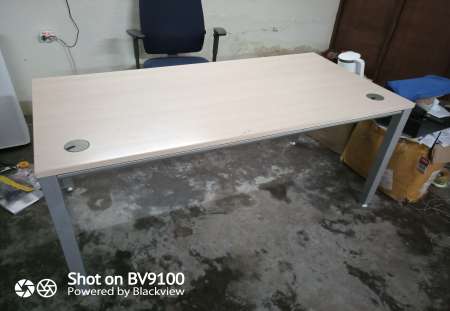 vente d'une chaise et table de bureau de qualité