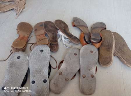 Lot de chaussures usagées,usées, odorantes