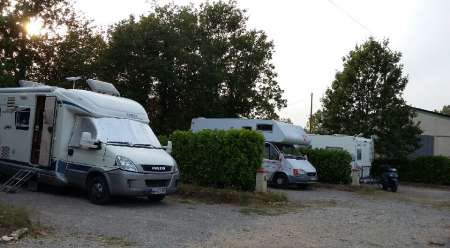 Emplacement longue durée dans aire de Camping-Cars