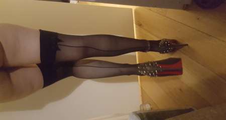 Jeune femme vend ses bas et collants portés