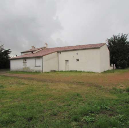 MAISON (FERMETTE) avec dépendances terrain 2ha