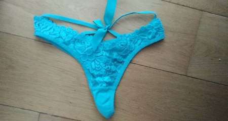 Jeune femme vend ses culottes portées