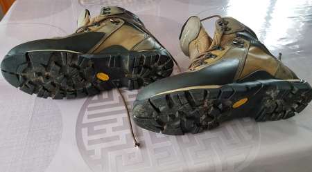 vends chaussures de randonnée montagne.