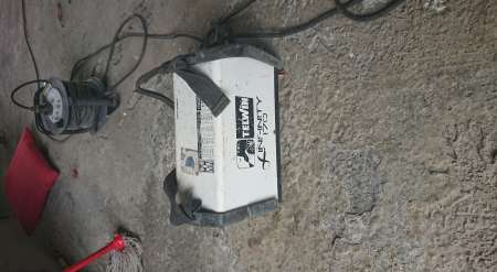 Machine à souder avec cagoule et enrouleur électri