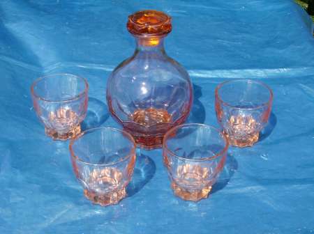 CARAFE VERRE ROSE + 4 VERRES ASSORTIS