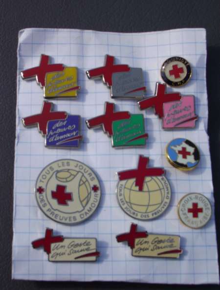 12 PINS DE LA CROIX ROUGE FRANCAISE 