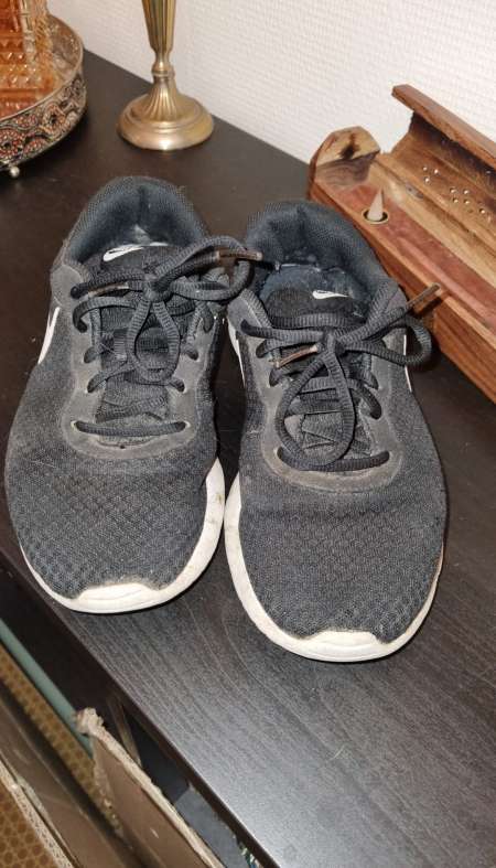 Chaussures très puantes beaucoup portées