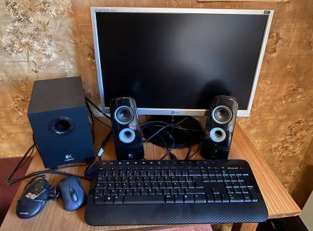 Ecran + 2 hauts-parleurs + clavier et souris