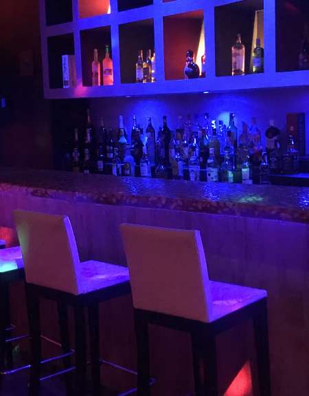  Club Parisien recherche Hotesse/Barmaid