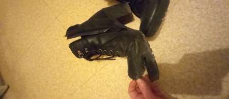 Chaussures usées beaucoup portées