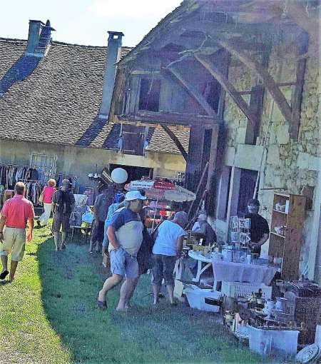  Braderie à IZIEU samedi 7 juin et 8 juin :
