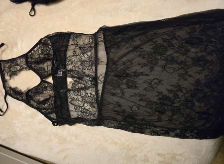 Mini robe en dentelle noire transparente