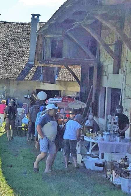 Brocante à IZIEU le 4 mai