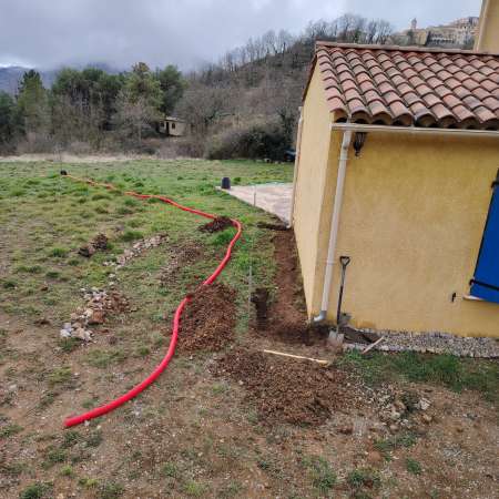 Homme fait ménage et jardinage