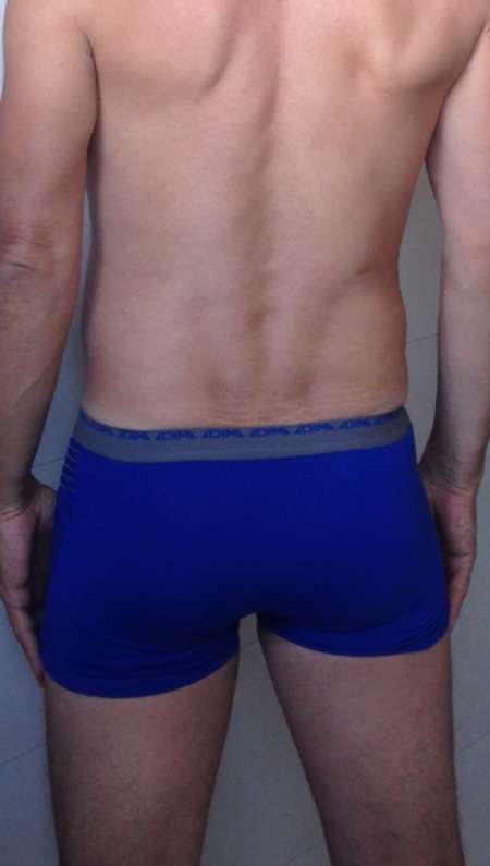 Bel homme vend slip/boxer odorants