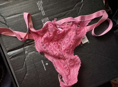 String rose dentelle