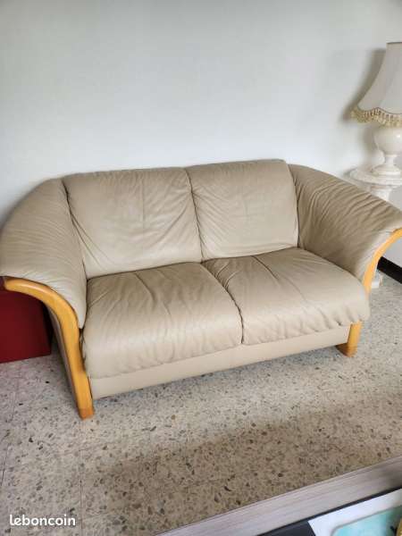 Canapé cuir beige soigné