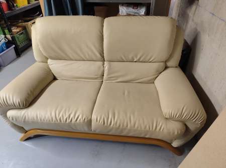 Beau canapé cuir pour femme en difficulté