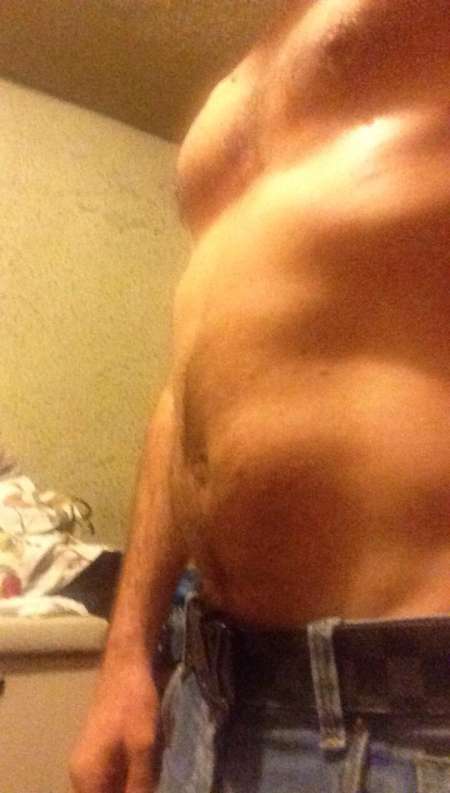 Un homme qui voudrait prendre un bain une femme