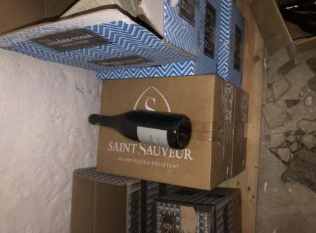 Bouteilles de vins encore dans les cartons