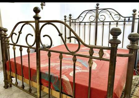 Meuble piano des annee 50 lit cuivre deux place