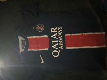 Je vends un maillot du PSG taille S enfants