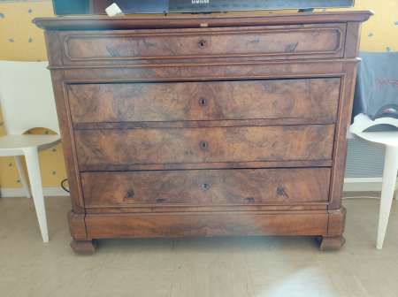 donne commode avec quatre tiroire