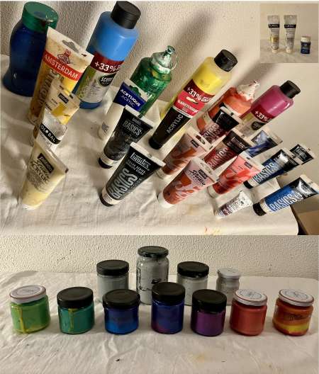 Lot de 47 tubes et flacons de peinture acrylique