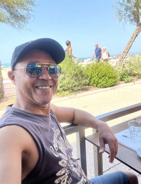 Homme à la recherche dune colocation