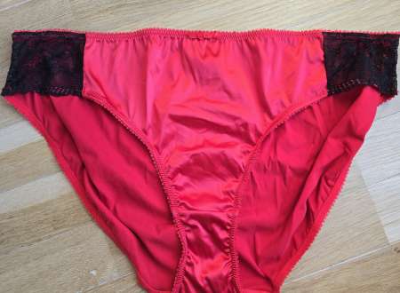 Culotte en satin rouge et noire a porter