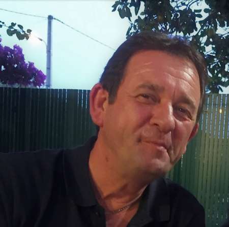 HOMME PROPOSE VACANCES ETE