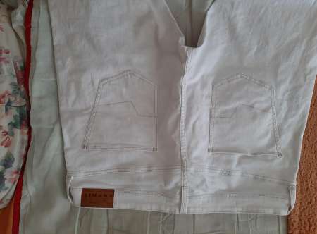 1 Jean's 5 poches blanc taille 46/48 + 1fleuri