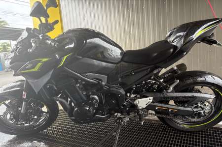 KAWAZAKI Z900 en full