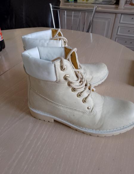 des paires de chaussures en bon état