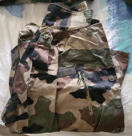 vêtements militaire en excellent état