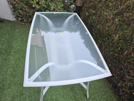 Vend table avec quatre chaises