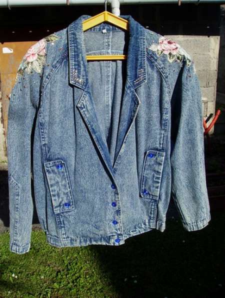 VESTE JEANS AVEC MOTIFS BRODES ET PIERRES MULTICO