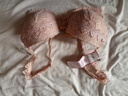 Homme vend Soutien gorge neuf 95C et 90D
