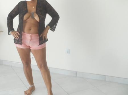 gilet noir et shorty en jeans