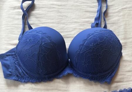 Homme vend soutien gorge taille 95C