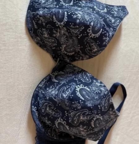 Homme vend soutien gorge 95F