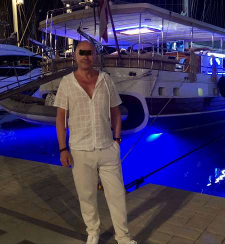 JEUNE FEMME DE MÉNAGE