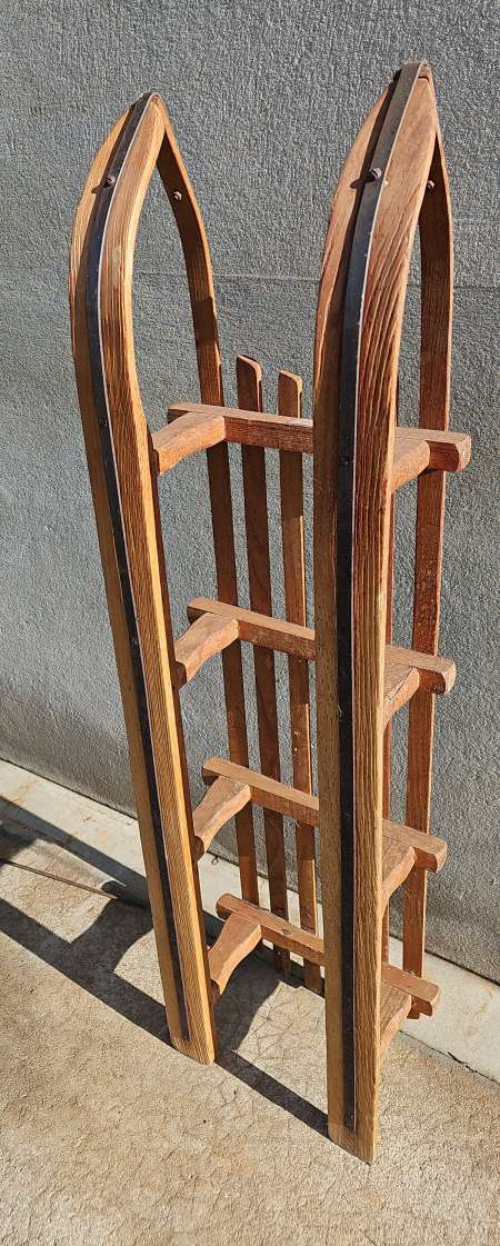 luge en bois pour pratiquer sport de neige