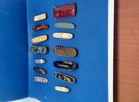 13 canifs anciens en très bon état