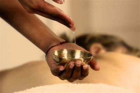 Massage relaxant a l'huile chaude