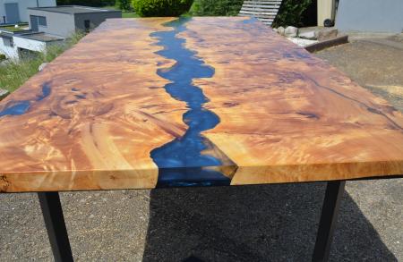 Table à manger neuve en loupe de Peuplier et résin